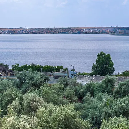 Lemooney In Axxis Nova Apartment Mamaia